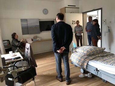 Besuch von Herrn Gang Wang im Hüttenhospital - Im Gespräch mit einer Patientin