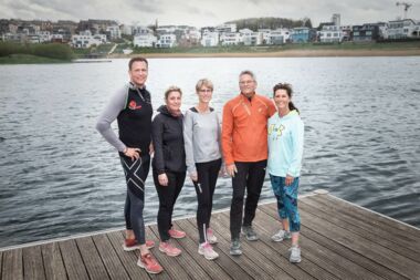 Daniel Schulte-Kump (links) mit Teilnehmern der Laufgruppe am Phoenixsee